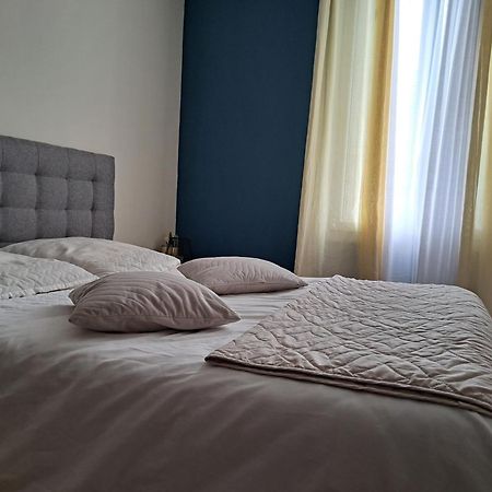 Chambre Spacieuse - Dressing - Sdb Communes - Parking Prive Nimes Exterior photo